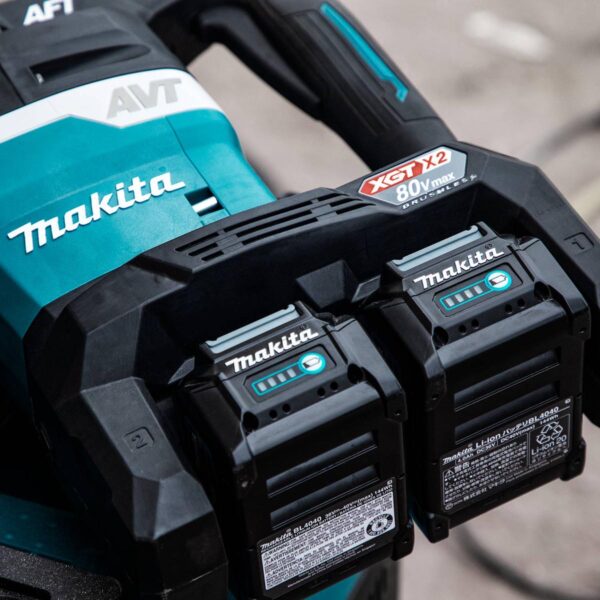 Makita GRH06PM Feature Shot (two batteries)