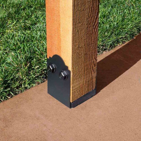 C_APB66_InstPho_Pho_Instld_OutdoorAccentsMission-AdjustablePostBase-Concrete-Grass_C0 APB66