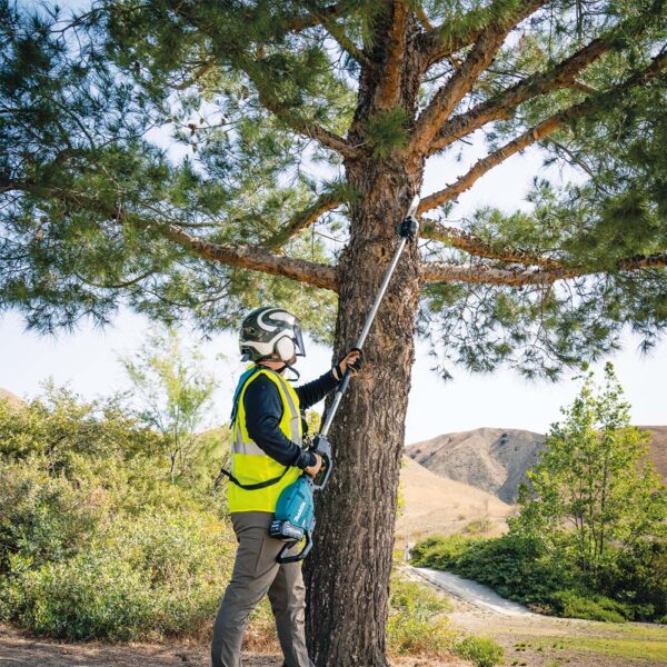 f9b76822-a005-49c4-9160-ab26cbcf5846_gau01m1_a_1500px GAU01M1 40V max XGT Brushless Cordless 10" Pole Saw Kit, 8' Length (4.0Ah) product image