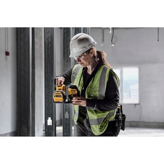 DEWALT DCLE34020G 20V MAX XR Cordless Cross Line Green Laser Kit, Self-Leveling, ±1/8 in at 30 ft, 17 hr Runtime product image