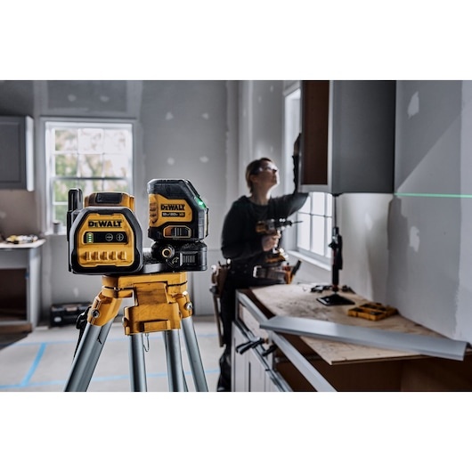DEWALT DCLE34020G 20V MAX XR Cordless Cross Line Green Laser Kit, Self-Leveling, ±1/8 in at 30 ft, 17 hr Runtime product image