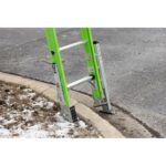 Werner B7128-2X9295 28ft AERO Type IAA Fiberglass Box Rail/Tri-Rung Extension Ladder with Leveler and Bracket Support Kit, Safety Green product image