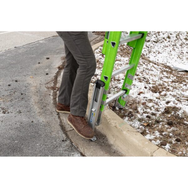 Werner B7128-2X9295 28ft AERO Type IAA Fiberglass Box Rail/Tri-Rung Extension Ladder with Leveler and Bracket Support Kit, Safety Green product image